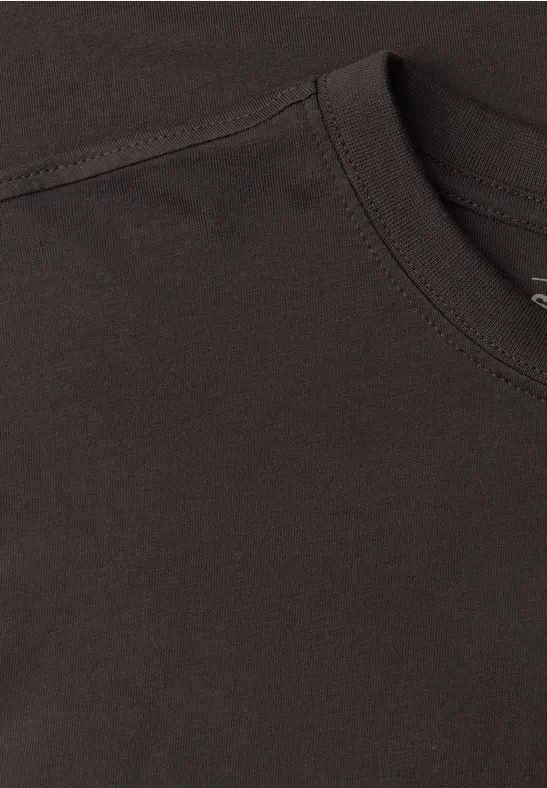 Dunkelbraunes T-Shirt in Nahaufnahme, Fokus auf Rundhalsausschnitt und feiner Stoffstruktur.