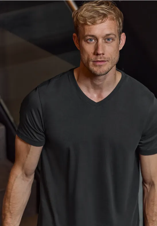 Basic V-Neck T-Shirt Black
