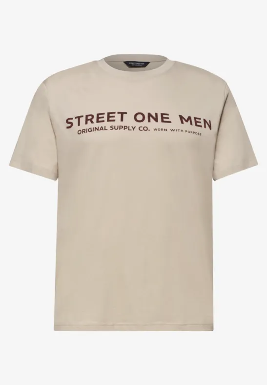 Beiges Herren-T-Shirt mit dunkelrotem 'STREET ONE MEN'-Schriftzug auf der Brust.