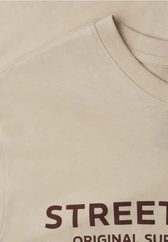 Beige T-Shirt mit dunkelrotem 'STREET'-Schriftzug auf der Brust.