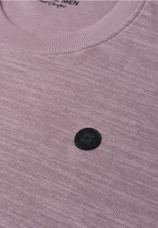 Ein helllila Herren-T-Shirt mit Rundhalsausschnitt und kleinem schwarzen Logo auf der Brust.