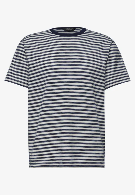 Weißes T-Shirt mit dunkelblauen horizontalen Streifen und Rundhalsausschnitt.