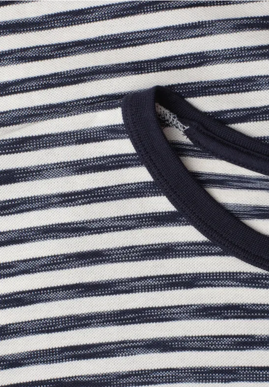 Nahaufnahme eines weiß-dunkelblau gestreiften Shirts mit dunkelblauem Halsausschnitt