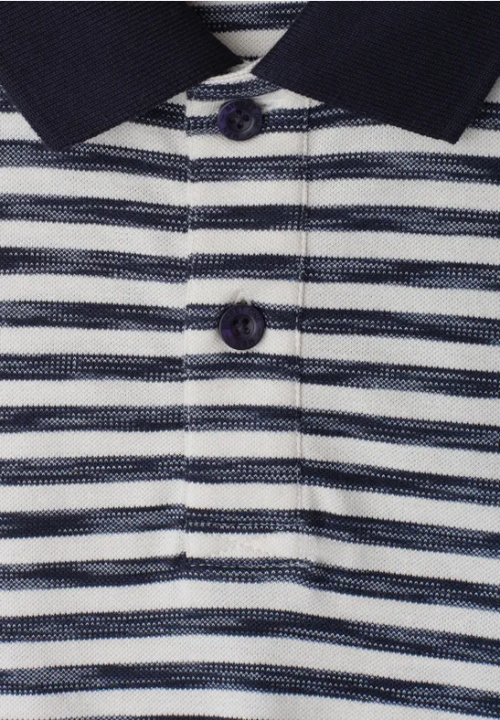 Nahaufnahme eines gestreiften Poloshirts mit dunkelblauem Kragen und weißen sowie dunkelblauen Querstreifen.