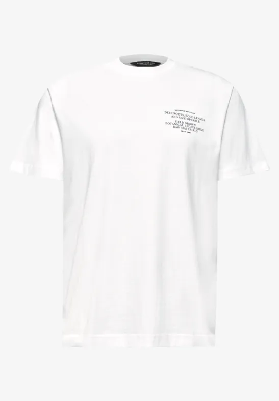 Een effen wit T-shirt met korte mouwen en een klein zwarte tekst op de linkerborst