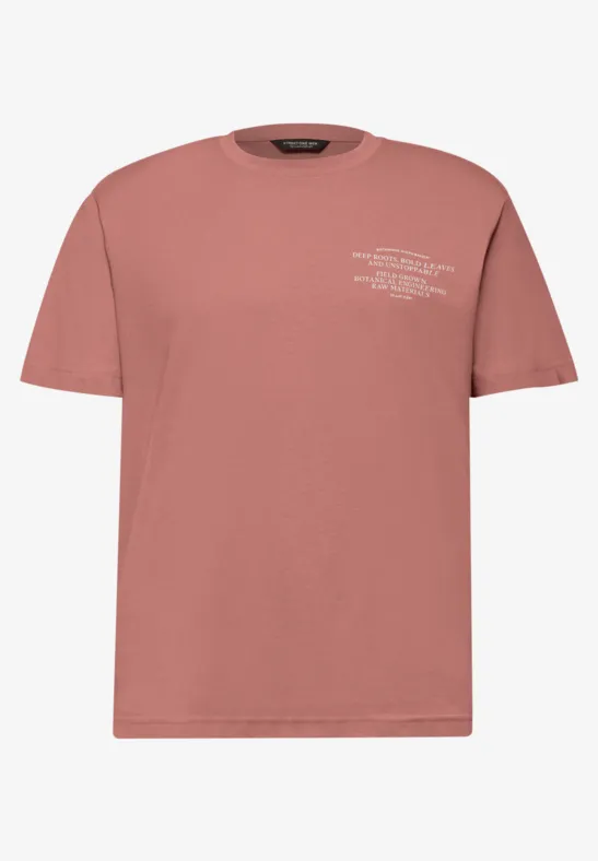 Een simpel lichtroze T-shirt met een kleine witte opdruk op de borst.