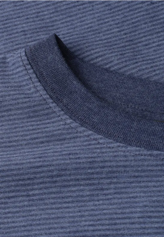 Nahaufnahme eines dunkelblauen, fein gestreiften T-Shirt-Ausschnitts