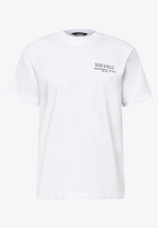 Weißes T-Shirt mit rundem Ausschnitt und kleinem Schriftzug auf der Brust.