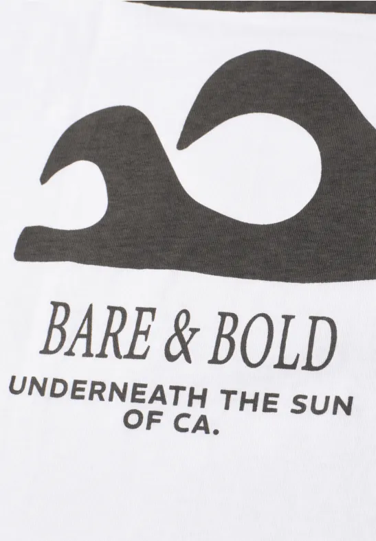 Weißes T-Shirt mit Wellenmotiv und Aufschrift „BARE & BOLD – UNDERNEATH THE SUN OF CA.“