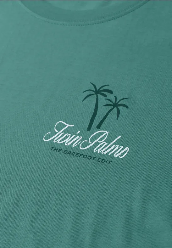 Türkises T-Shirt mit weißem Schriftzug „Twin Palms – The Barefoot Edit“ und zwei Palmen-Silhouetten.
