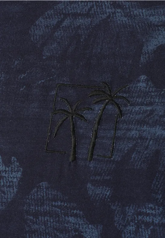 Donkerblauw stof met geborduurd motief: twee palmbomen voor een rechthoek.