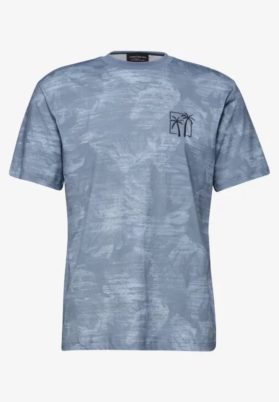 Lichtblauw-grijs T-shirt met abstracte washprint en klein zwart logo op de borst