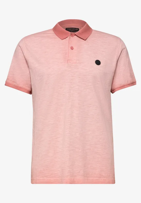 Rosa Poloshirt mit kurzärmeligem Schnitt, Knopfleiste und kleinem schwarzen Logo auf der Brust.