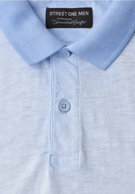 Hellblaues Poloshirt mit Kragen, Knopfleiste, Label 'STREET ONE MEN' und cleanem Design.