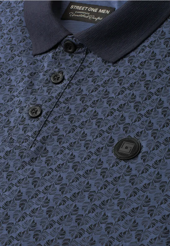 Dunkelblaues Poloshirt mit feinem Strukturmuster, Knopfleiste und kleinem Logopatch auf der Brust.