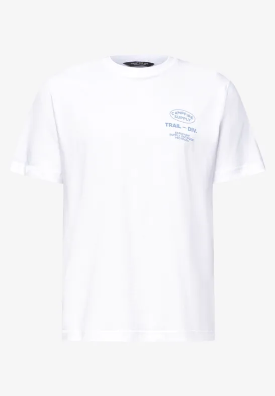 Weißes T-Shirt mit kleinem blauen Logo auf der Brust.