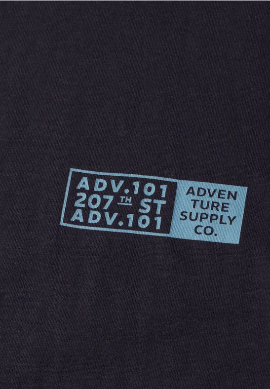 Schwarzer Stoff mit blauem Label 'ADV.101 207th ST' und 'ADVENTURE SUPPLY CO.'