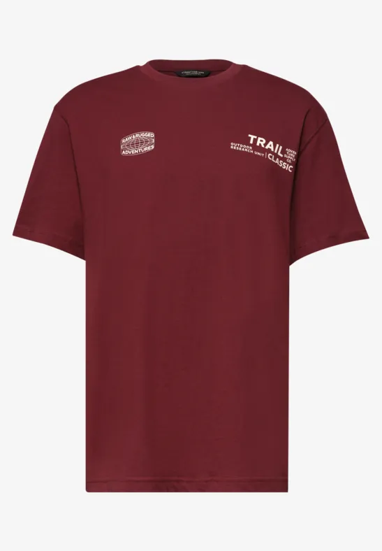Ein schlichtes weinrotes T-Shirt mit weißen Logos vorn.