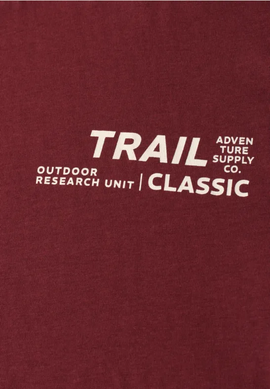 Dunkelroter Stoff mit weißem Schriftzug "TRAIL | CLASSIC. Outdoor Research Unit Adventure Supply Co."