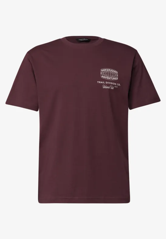Ein burgunderfarbenes T-Shirt mit kurzem Ärmel und kleinem weißen Logoprint auf der Brust.