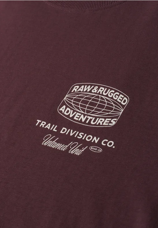 Bordeauxrotes T-Shirt mit weißem Aufdruck 'Raw & Rugged Adventures', 'Trail Division Co.'