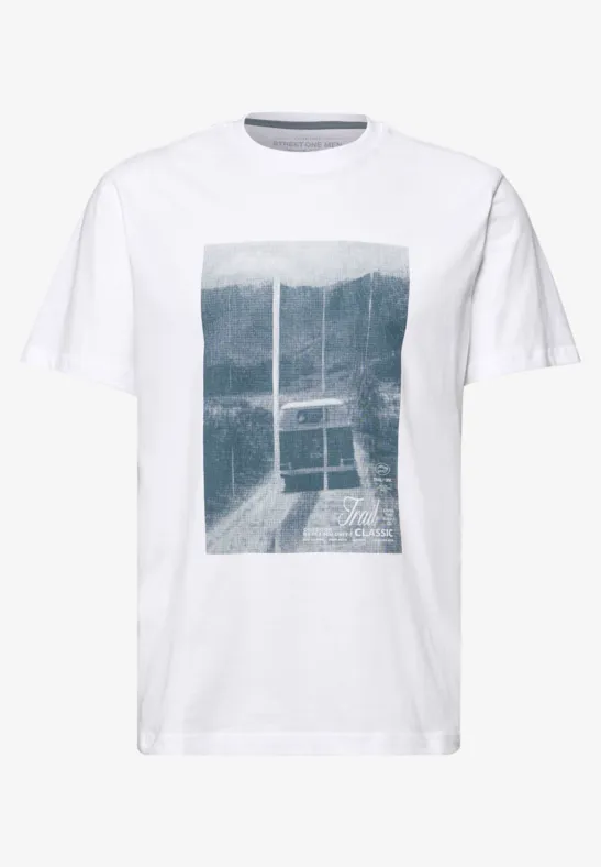 Weißes T-Shirt mit Fotoprint: Ein moderner Glasgang, der den Blick auf bewaldete Berge freigibt.