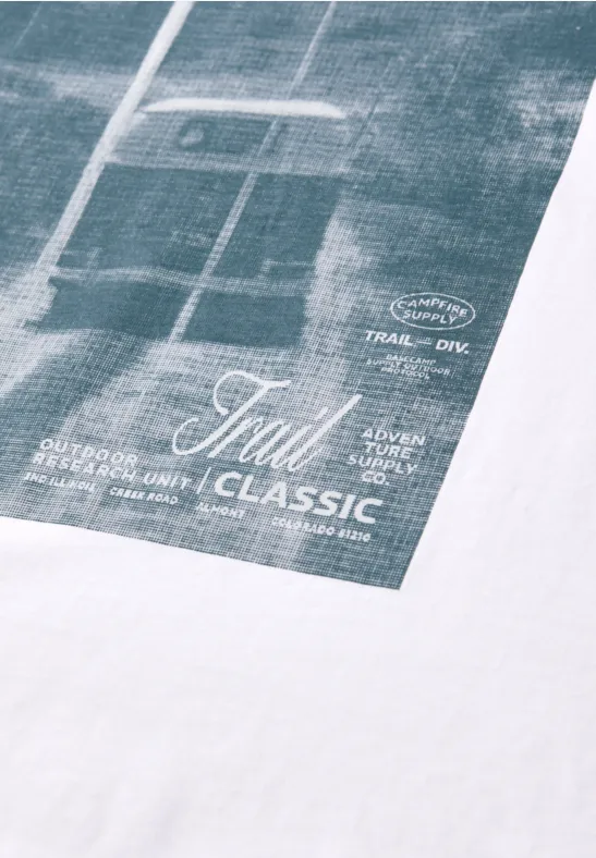 Weißes T-Shirt mit grauem Print eines Sportfelds und dem Schriftzug ‚Trill Classic‘.