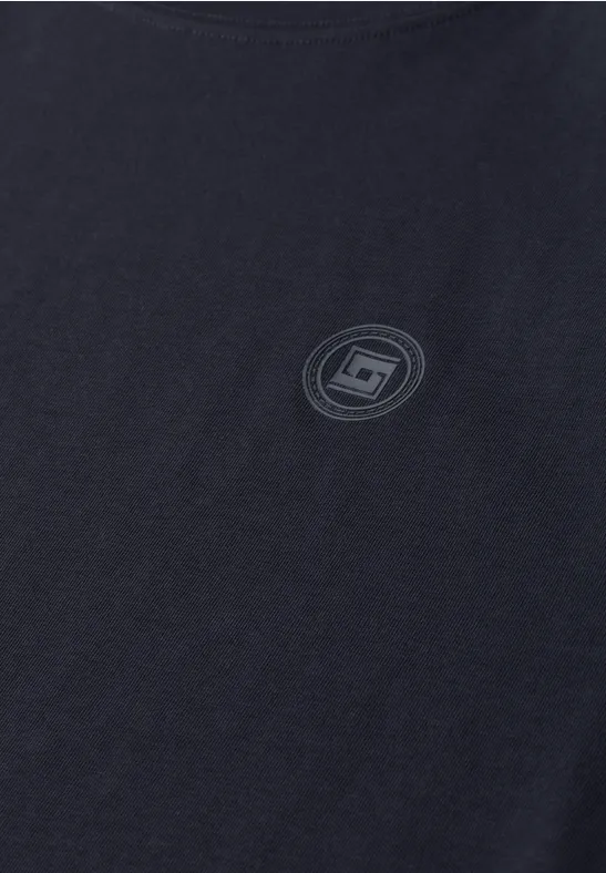 Dunkelblaues T-Shirt mit kleinem, rundem Logo auf der Brust