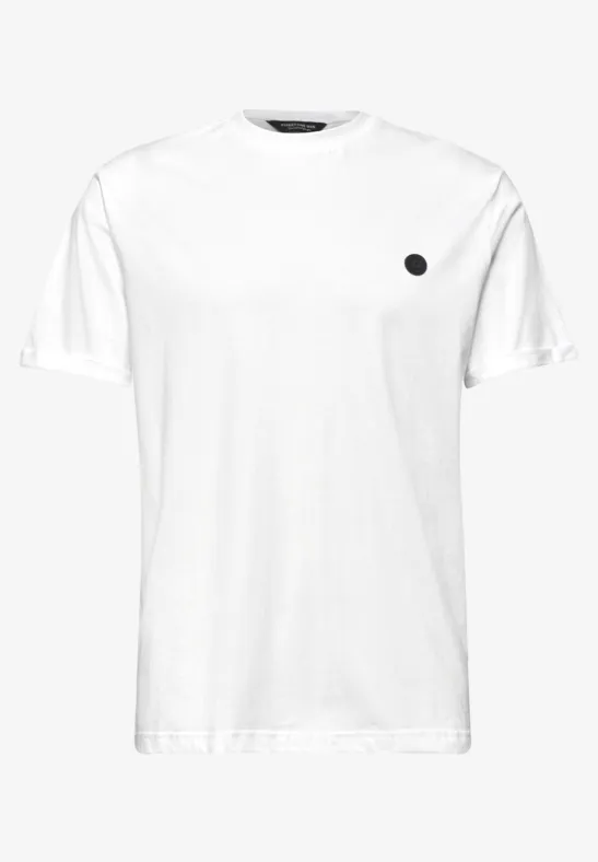 Eenvoudig wit T-shirt met ronde hals en een klein zwart stipje op de linkerborst.