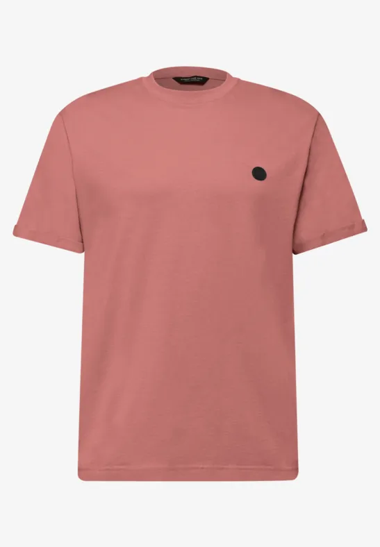 Een effen roze T-shirt met ronde hals en klein zwart logo op de borst.