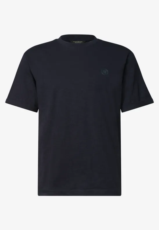 Ein schlichtes, dunkelblaues T-Shirt mit rundem Ausschnitt.