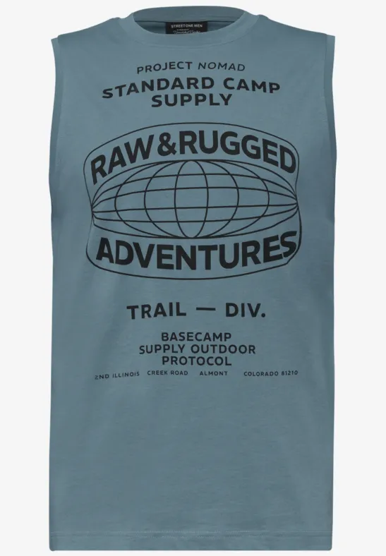 Ärmelloses hellblaues Top mit schwarzem Print 'Raw & Rugged Adventures' im Outdoor-Design.