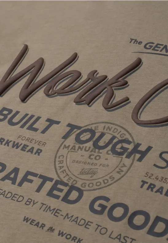 Nahaufnahme eines beigen T-Shirts mit Vintage-Aufdruck: 'Work Co', 'Built Tough', 'Crafted Goods'.