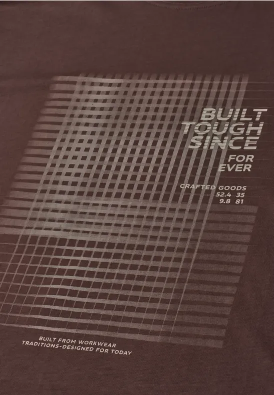 Braunes T-Shirt mit Gittermuster und Schriftzug 'BUILT TOUGH SINCE FOR EVER'.