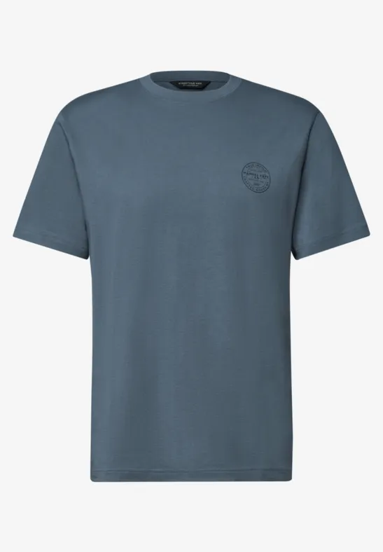 Ein schlichtes, blau-graues T-Shirt mit kurzem Arm und rundem Halsausschnitt, dezentem Logo auf der Brust.