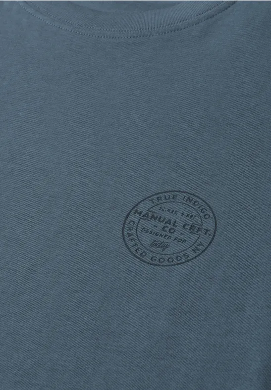 Grafisches blaues T-Shirt mit rundem Logo-Aufdruck auf der Brust
