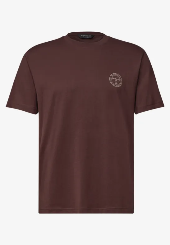 Braunes T-Shirt mit rundem Logo auf der linken Brust, schlichtes Design.