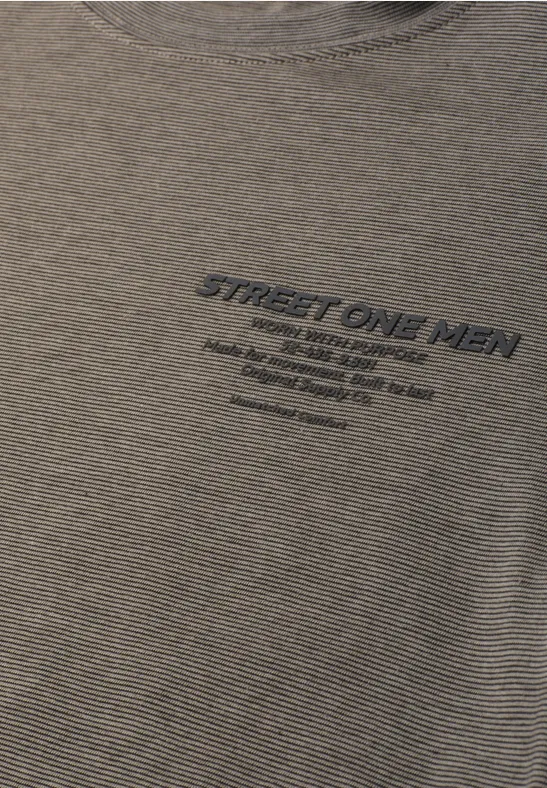 Graues Shirt mit dezentem 'STREET ONE MEN'-Schriftzug auf der Brust.