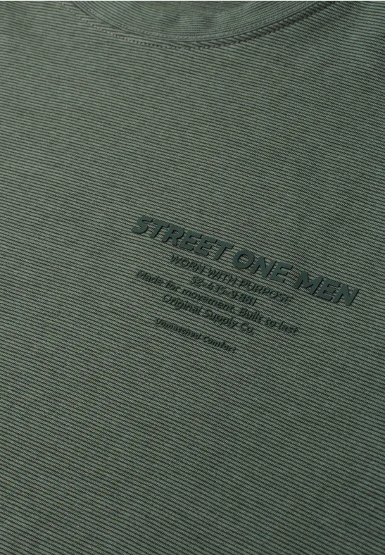 Olivgrünes Herren-T-Shirt mit dezentem schwarzen 'STREET ONE MEN'-Schriftzug auf der Brust.