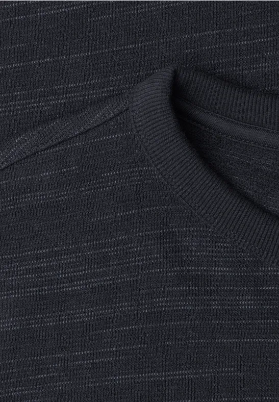 Close-up van een donkergrijs T-shirt met fijne lichte strepen en ronde hals.