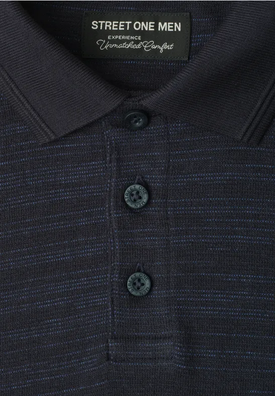 Zbliżenie ciemnoniebieskiego poloshirtu z jasnoniebieskimi paskami, trzema guzikami i metką Street One Men.