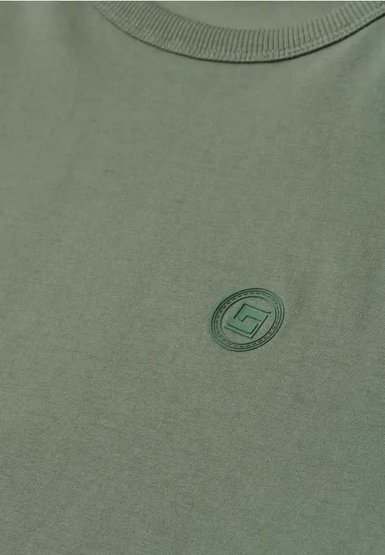 Oliwkowa koszulka z okrągłym dekoltem i małym zielonym logo na piersi