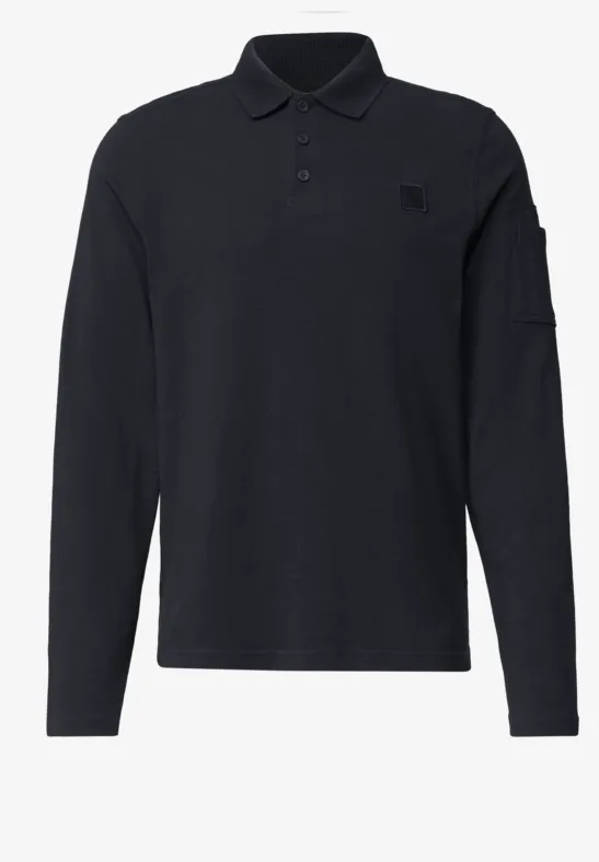 Zwarte lange-mouw polo met klassieke kraag en klein zakje op de mouw.