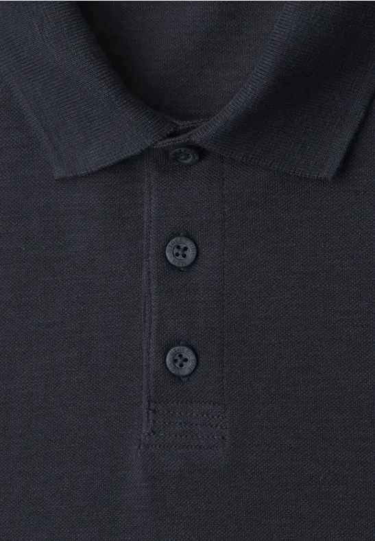 Close-up van een donkerblauw poloshirt met kraag en drie knopen op de voorkant.