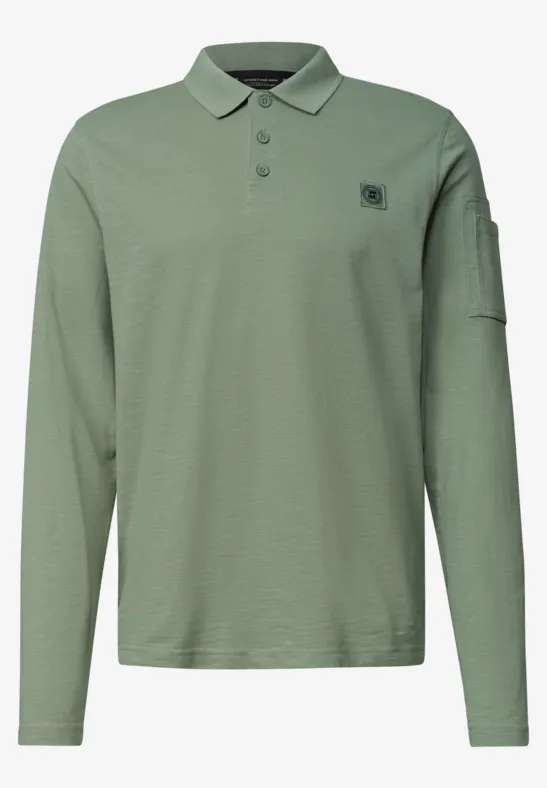 Grünes Langarm-Poloshirt mit Knöpfen und kleinem Brustlogo.
