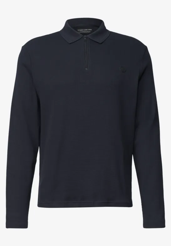 Donkerblauw poloshirt met lange mouwen, klassieke kraag en knoopsluiting.