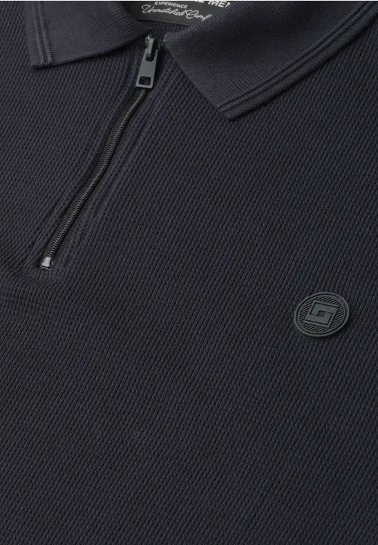 Donkergebreid polo met halve rits, klassieke kraag en subtiel logo op de borst