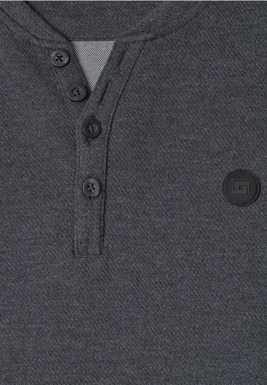 Detailaufnahme eines dunkelgrauen Henley-Shirts mit Knöpfen und feinem Strickmuster.