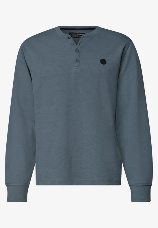 Graues Langarm-Henley-Shirt mit Knopfleiste, Rundhalsausschnitt und kleinem Logo auf der Brust.