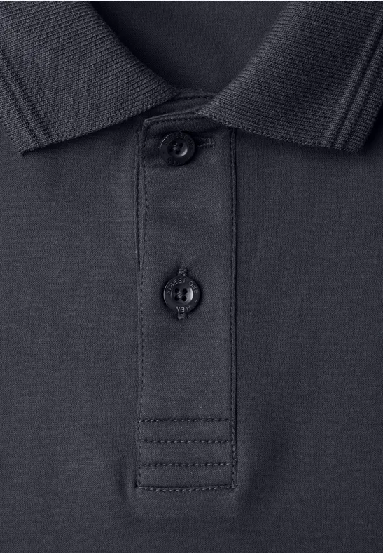 Nahaufnahme eines dunkelblauen Poloshirts mit Kragen und Knopfleiste
